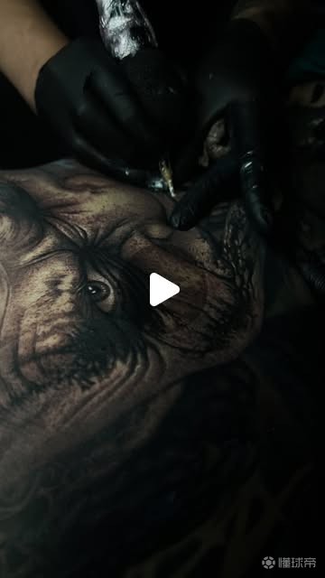 和我的团队一起,为加纳乔用边后卫图案覆盖小丑纹身